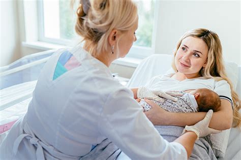 Lekárska sestra pomáha matke s dojčením