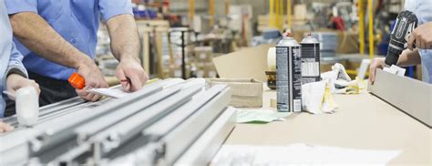 Ilustrácia procesu výroby na zákazku, od návrhu po finálny produkt