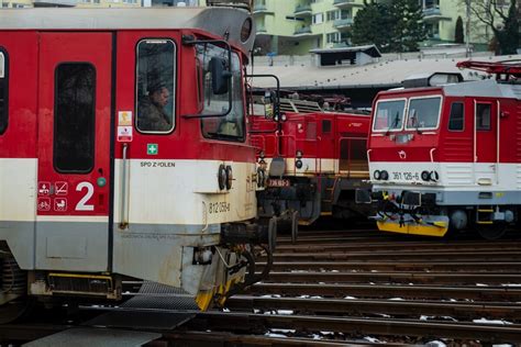 Ilustračná fotografia empatickej opatrovateľky s dieťaťom