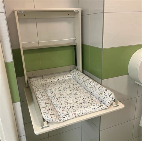 Nástenný prebaľovací pult skladaný