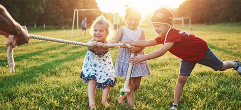 dieťa sa hrá na ihrisku