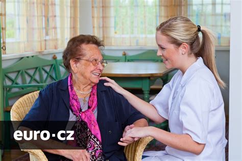 Ilustrácia opatrovateľa starajúceho sa o seniora