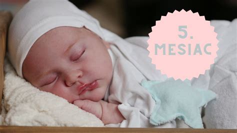 Dieťa v 5. mesiaci života, ktoré sa snaží otočiť