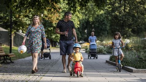 rodina s dieťaťom s postihnutím v parku