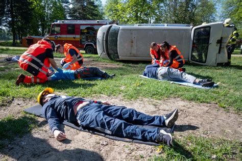 Ilustrácia záchranárov zasahujúcich pri nehode