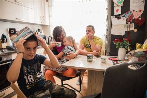 Rodinná fotografia s dieťaťom s načúvacími prístrojmi