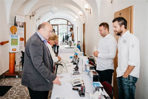 Ukážka rôznych kompenzačných pomôcok pre zrakovo postihnutých