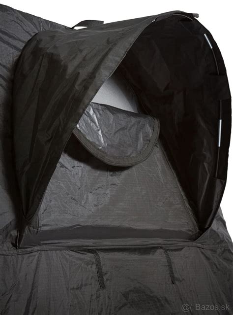 Ilustrácia dieťaťa v kočíku chráneného sieťkou proti hmyzu