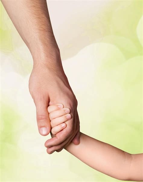 Detské ruky držia malú rastlinku