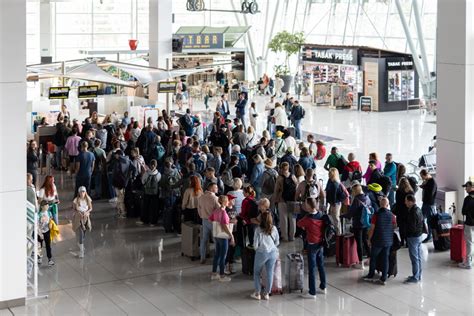 Ilustračná fotografia rodiny na letisku