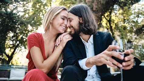 Ilustrácia dieťaťa, ktoré sa snaží obliecť si papuče