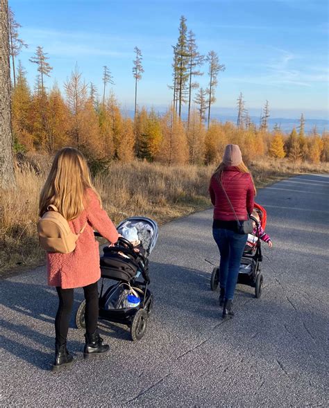 Ilustrácia rodiny na prechádzke s trojkolesovým kočíkom