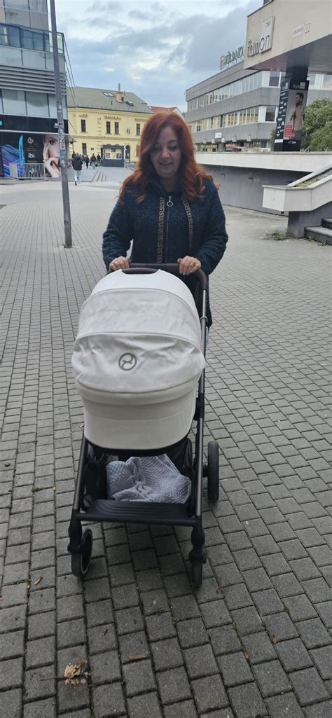 Rodina v rôznych výškach s nastaviteľným madlom kočíka