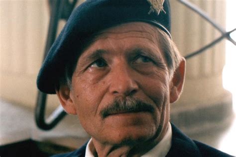 Scéna z filmu zobrazujúca Dickieho v neobvyklej situácii