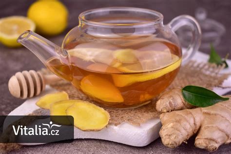 Koláž rôznych potravín a nápojov odporúčaných pri tehotenskej nevoľnosti (zázvorový čaj, krekry, ovocie, smoothie)