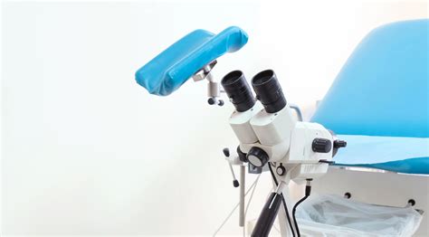 lekár vykonáva kolposkopiu