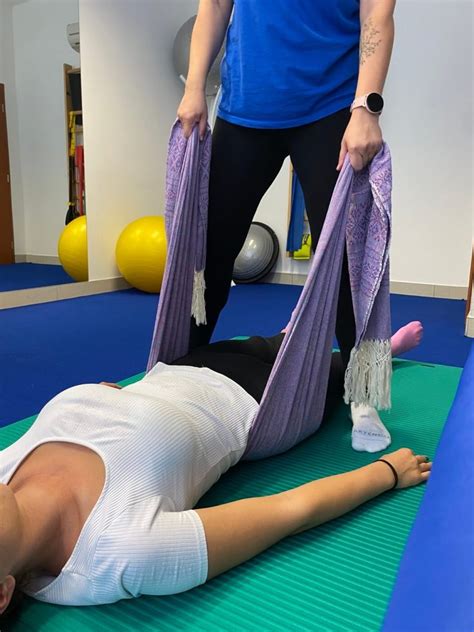 Ilustrácia tehotnej ženy vykonávajúcej cievnu gymnastiku