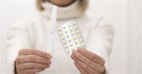 Ilustrácia žien užívajúcich rôzne formy antikoncepcie