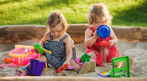 Deti v kočíku chránené pred slnkom