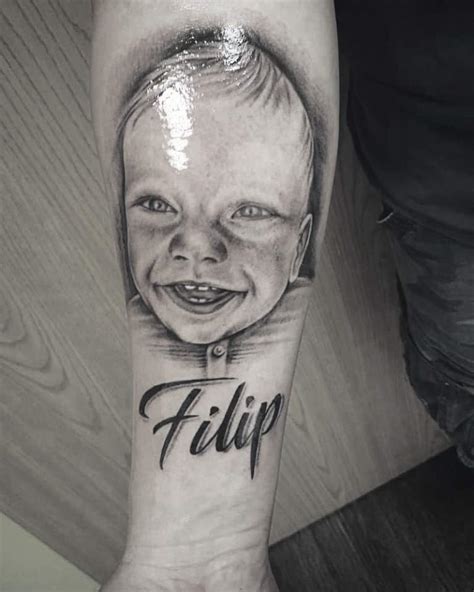 Štýlové tetovanie s menami detí