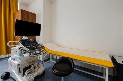 Zariadenie na ultrazvukové vyšetrenie s lekárom