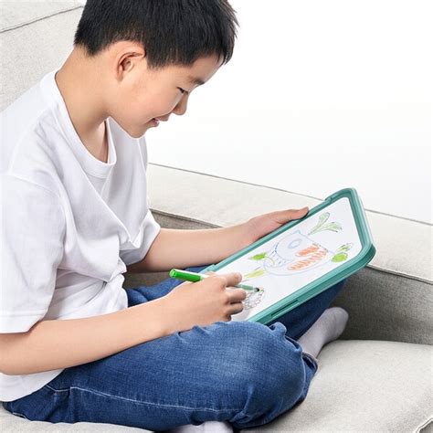 Dieťa kreslí na grafickom tablete