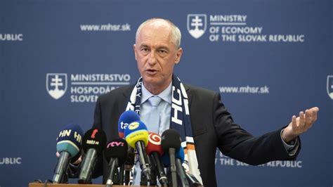 Václav Mika na tlačovej konferencii
