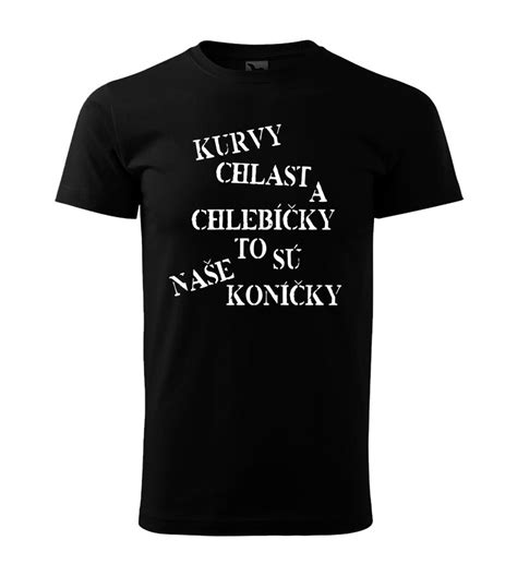 Muž drží v ruke tričko s vtipným nápisom