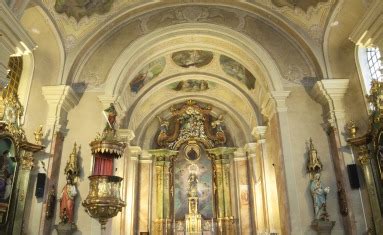 Celkový pohľad na interiér Kostola sv. Ondreja apoštola v Ružomberku s vitrážami