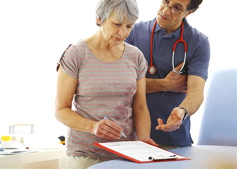 lekár sprevádza pacienta