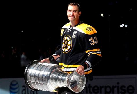 Zdeno Chára s víťaznou trofejou Stanley Cupu