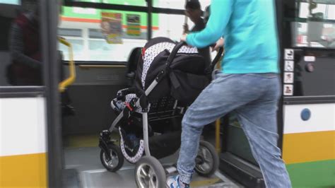 Rodina s dieťaťom v kočíku v zime