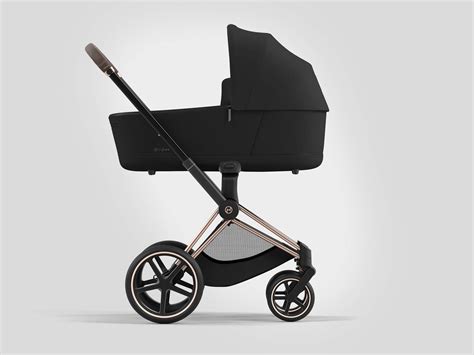 Ilustračná fotografia kočíka Cybex Priam v mestskej prevádzke