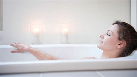 žena relaxuje vo vani