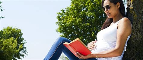 Tehotná žena číta knihu