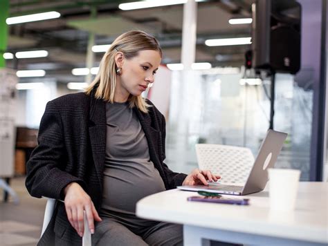 Ilustračný obrázok ženy oznamujúcej tehotenstvo zamestnávateľovi