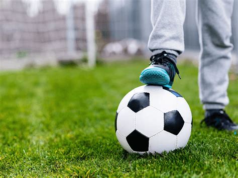 Dieťa sa hrá s loptou