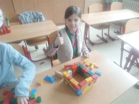 Deti stavajúce vežu z kociek