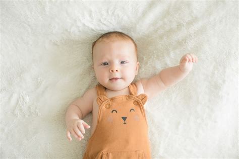 dieťa sa učí otáčať z chrbta na bruško