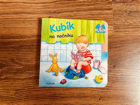 Ilustrácia dieťaťa sediaceho na nočníku s knihou