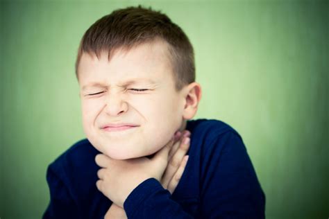 Grafika zobrazujúca bežné príznaky bolesti hrdla u detí