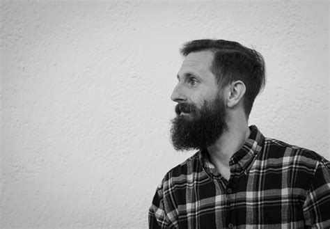 Dieťa sa plazí za hračkou