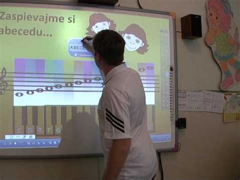 Interiér škôlky s hračkami a interaktívnou tabuľou