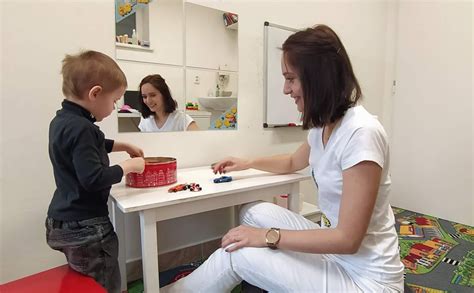 Logopedička pracuje s dieťaťom