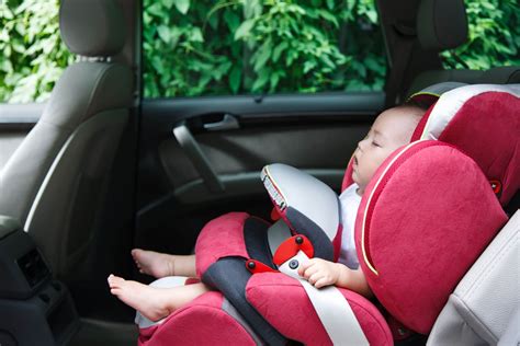 Ilustrácia porovnania autosedačky a podsedáku