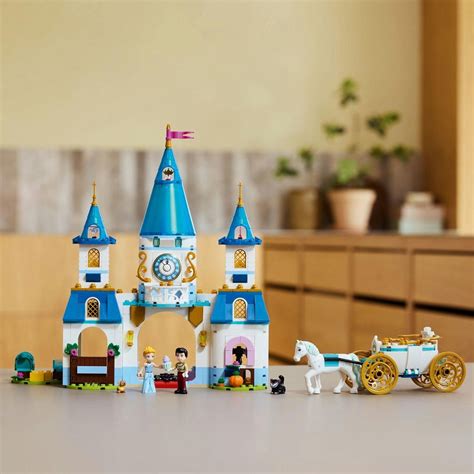 Deti hrajúce sa s LEGO® ǀ Disney Popoluškin zámok a kočiar s koňmi