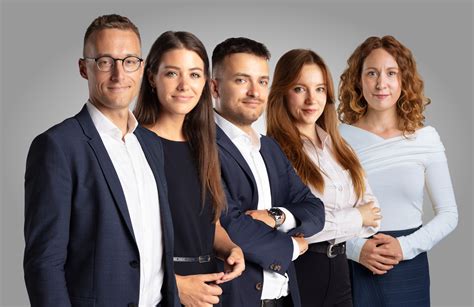 Ľudia diskutujúci a spolupracujúci