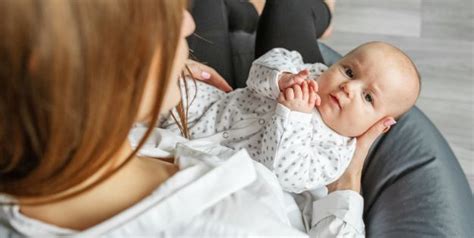 Porovnanie bežného odgrcnutia a refluxu u bábätka