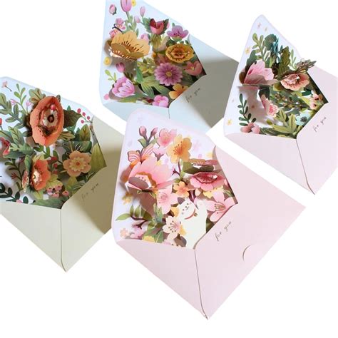 balík s kvetinovou pohľadnicou pripravený na odoslanie