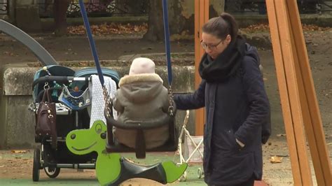 Ilustračná fotografia rodiča a dospelého dieťaťa pri rozhovore